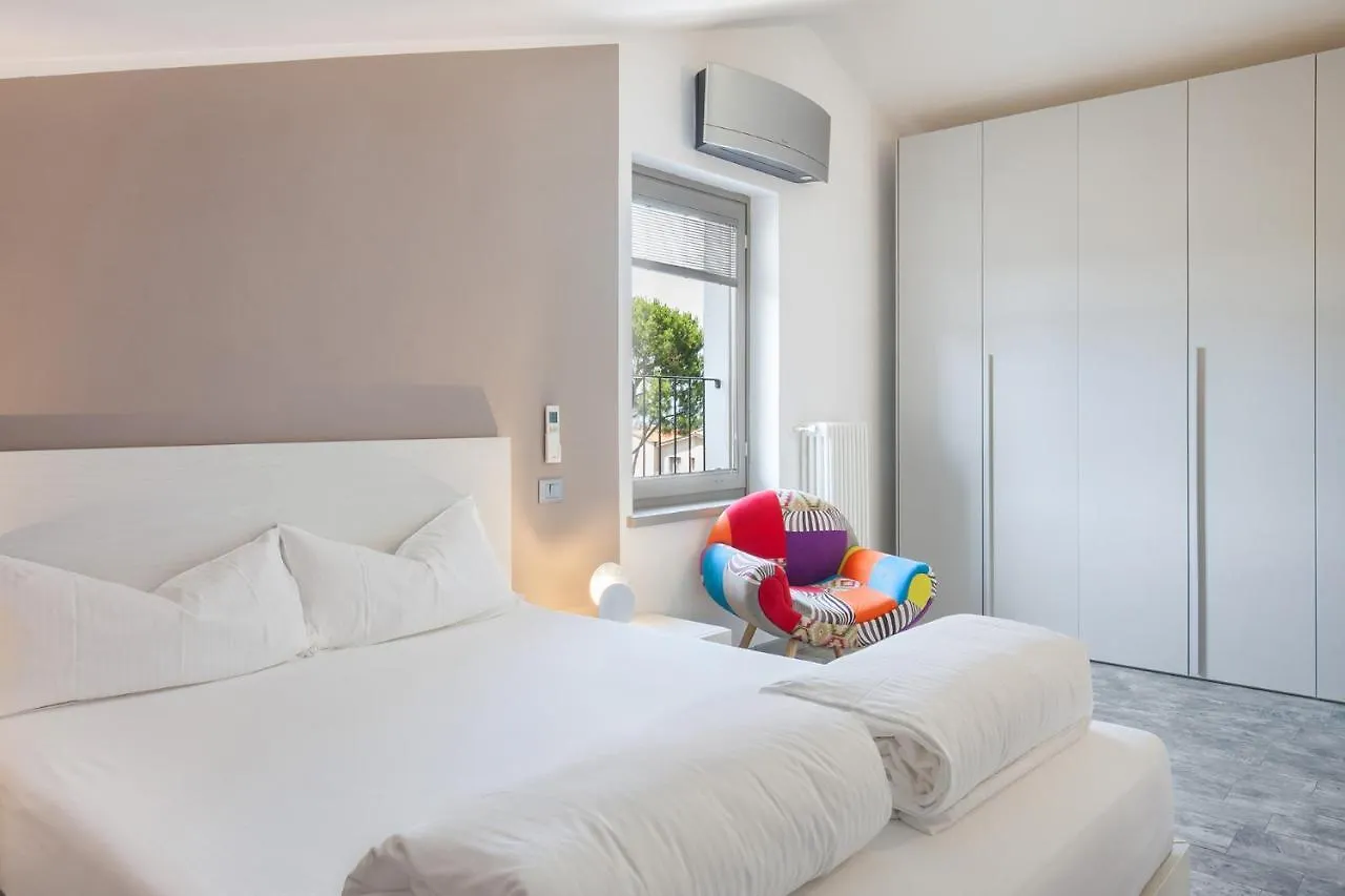Luxury Penthouse/Pool/50M To Lake Μπαρντολίνο 0*,  Ιταλία